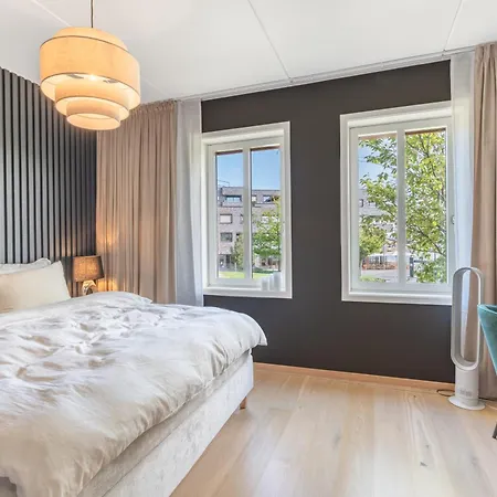 With Sunny Balcony By The Appartement