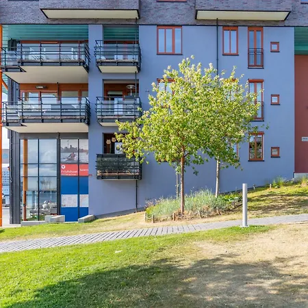 With Sunny Balcony By The Lägenhet