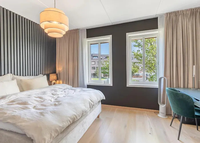 With Sunny Balcony By The Lägenhet