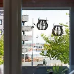 With Sunny Balcony By The شقة *